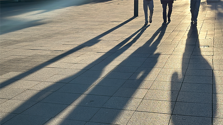 Trottoar med personer som går