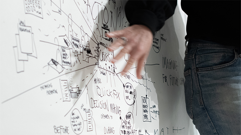 Person som står framför en white board