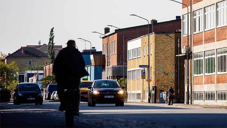 Cyklist på en bilväg