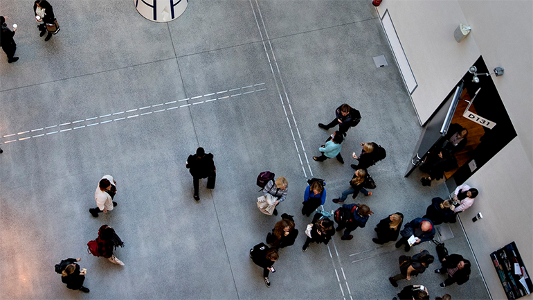 Människor i rörelse fotograferade uppifrån